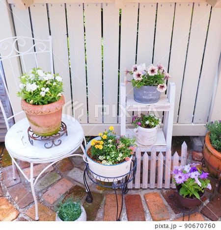 ナチュラルガーデン ガーデニングの写真素材 [90670760] - PIXTA