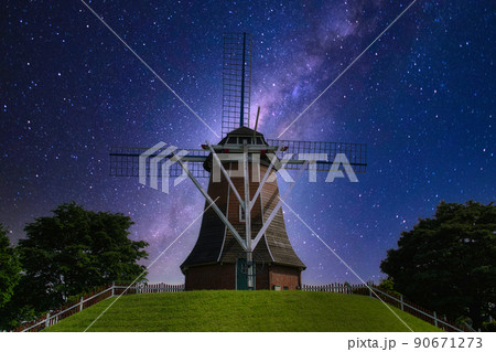 日本では珍しい趣のある風車が、丘の上にそびえている夜の風景 日本では珍しい趣のある風車が、丘の上にそびえている夜の風景 90671273