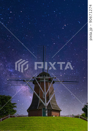 日本では珍しい趣のある風車が、丘の上にそびえている夜の風景 90671274