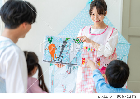 紙芝居をする保育士 紙芝居をする保育士 90671288