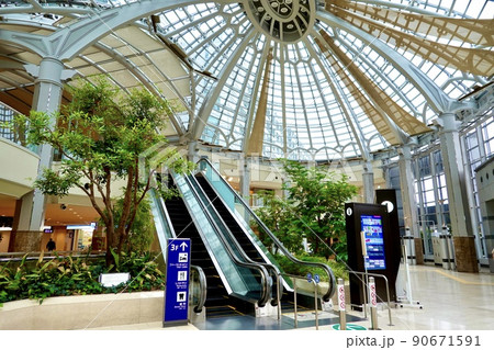 関西国際空港エアロプラザ2階　ガラスドーム下のエレベーターの風景 90671591