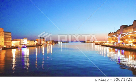 宵闇迫る幣舞橋から見た両岸のイルミネーションが釧路川に映る風景 北海道釧路市 道東 宵闇迫る幣舞橋から見た両岸のイルミネーションが釧路川に映る風景 北海道釧路市 道東 90671729