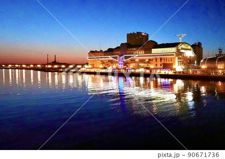 釧路フィッシャーマンズワーフMOOの明かりが釧路川に映る夜景　北海道釧路市　道東 90671736