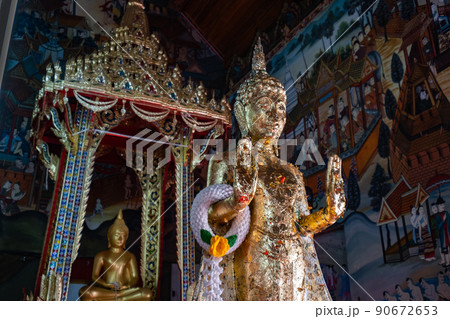 タイのナーン県のミンムアン寺の仏像 タイのナーン県のミンムアン寺の仏像 90672653