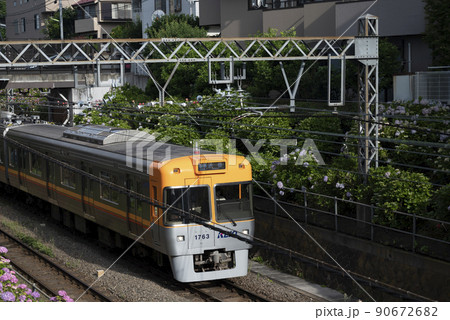 京王電鉄井の頭線新代田駅の車両 京王電鉄井の頭線新代田駅の車両 90672682