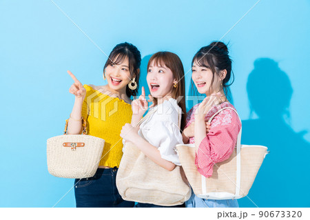 仲良しの若い女性 90673320