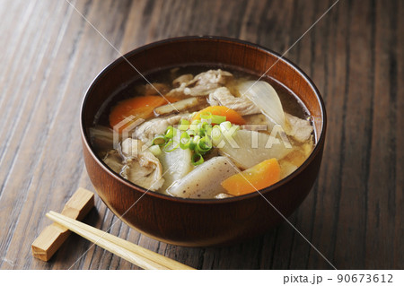 具沢山な豚汁 具沢山な豚汁 90673612
