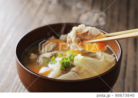 具沢山な豚汁 具沢山な豚汁 90673640