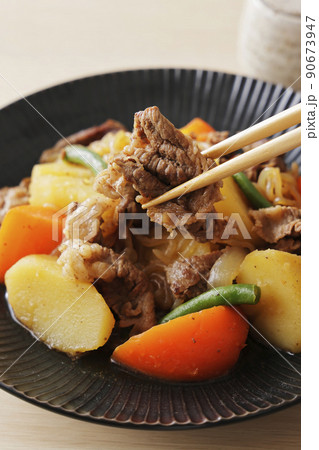 牛肉を使った肉じゃが 90673947