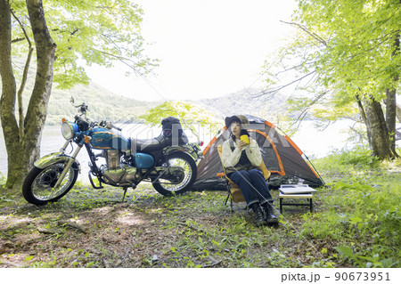 バイク女子チェアリングイメージ キャンプ場でソロキャンをするバイク女子 バイク女子チェアリングイメージ キャンプ場でソロキャンをするバイク女子 90673951