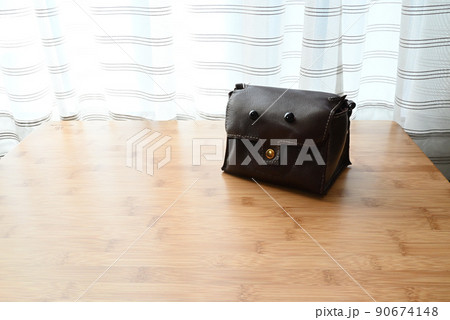 レザークラフト作品のポーチ 90674148