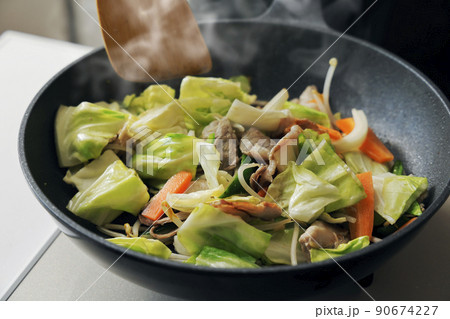 豚肉と野菜をフライパンで炒めるシーン 90674227