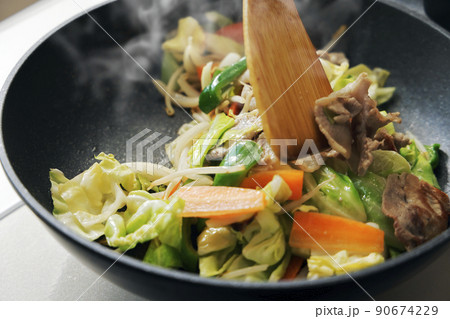 豚肉と野菜をフライパンで炒めるシーン 90674229