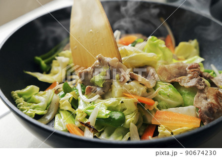 豚肉と野菜をフライパンで炒めるシーン 豚肉と野菜をフライパンで炒めるシーン 90674230