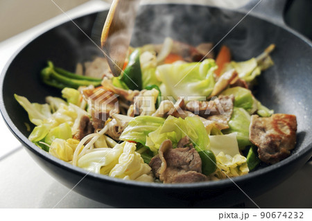 豚肉と野菜をフライパンで炒めるシーン 90674232