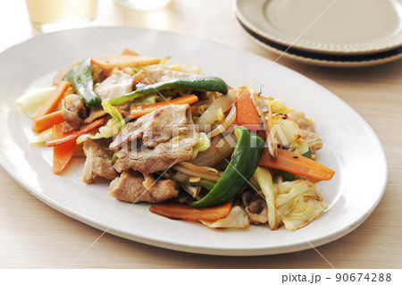 豚ロースを使った野菜炒め 90674288