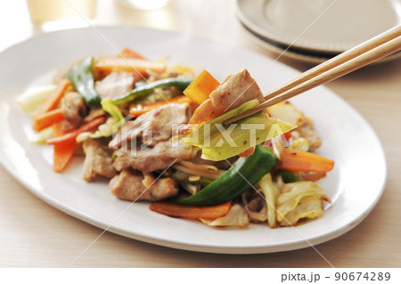 豚ロースを使った野菜炒め 90674289