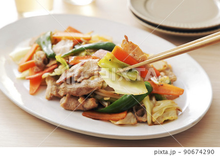 豚ロースを使った野菜炒め 90674290