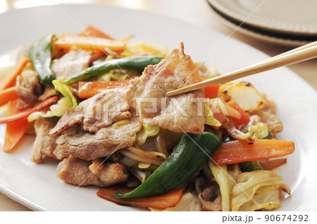 豚ロースを使った野菜炒め 豚ロースを使った野菜炒め 90674292