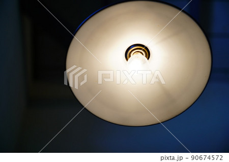 カフェの照明(白熱電球) 90674572