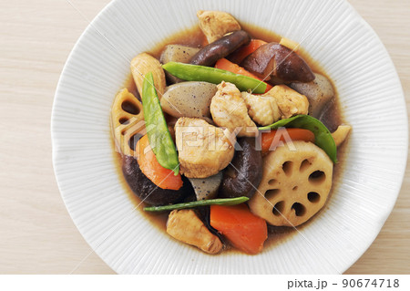 しいたけと鶏肉と野菜を使った煮物 90674718