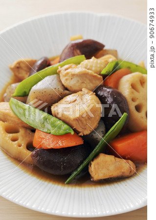 蓮根と鶏肉と椎茸を使った和風煮物 90674933