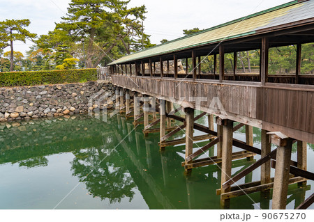 香川県高松市 高松城の鞘橋と石垣 香川県高松市 高松城の鞘橋と石垣 90675270