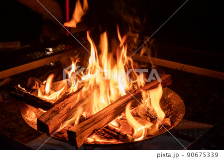 キャンプ場での焚き火 90675339