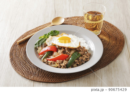 目玉焼きを乗せた美味しいガパオライス 90675429