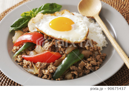 目玉焼きを乗せた美味しいガパオライス 90675437
