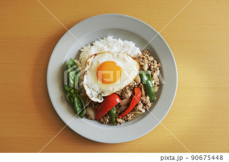 目玉焼きを乗せた美味しいガパオライス 目玉焼きを乗せた美味しいガパオライス 90675448