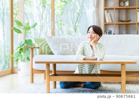 リビングでくつろぐミドルの女性 90675661