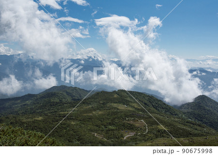 長野県富山県にある日本百名山の白馬岳への白馬大池経由のルートの天狗原と乗鞍岳の間から観える天狗原 長野県富山県にある日本百名山の白馬岳への白馬大池経由のルートの天狗原と乗鞍岳の間から観える天狗原 90675998