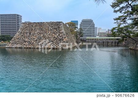 香川県高松市 高松城の鞘橋と天守台の石垣 香川県高松市 高松城の鞘橋と天守台の石垣 90676626