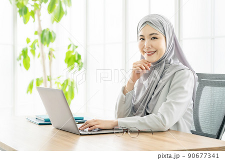 ヒジャブをつけたビジネスウーマン 90677341