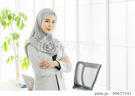 ヒジャブをつけたビジネスウーマン ヒジャブをつけたビジネスウーマン 90677342
