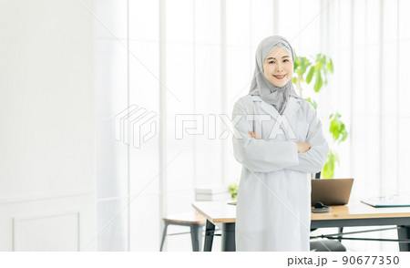 ヒジャブをつけた白衣の女性 90677350