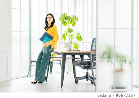 オフィスで仕事するビジネスウーマン 90677357