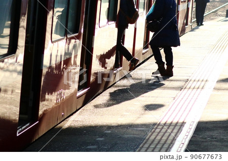 電車に乗り込む乗客 電車に乗り込む乗客 90677673