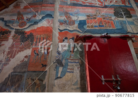 タイのナーン県のプーミン寺院のささやきの壁画 90677815