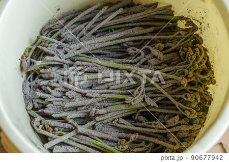 わらびの灰汁抜き　炭 90677942