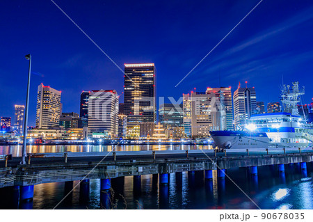 【東京の都市風景】竹芝ふ頭の都市夜景と漁船 【東京の都市風景】竹芝ふ頭の都市夜景と漁船 90678035