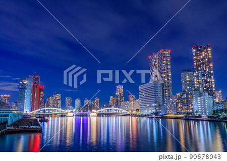 【東京の都市風景】勝鬨橋と都市夜景 90678043