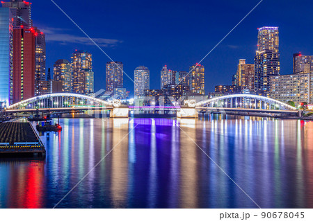 【東京の都市風景】勝鬨橋と都市夜景 【東京の都市風景】勝鬨橋と都市夜景 90678045