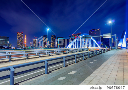 【東京の都市風景】築地大橋と都市夜景 90678047