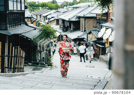 二寧坂を散策する着物姿の女性 90678104