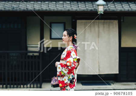 着物で京都を散策する若い女性 90678105