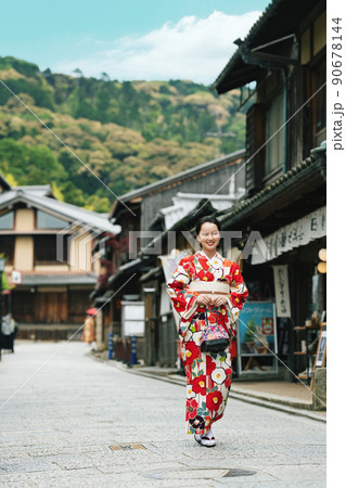 着物で京都を散策する若い女性 90678144