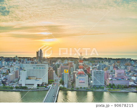 新潟市 メディアシップからの日本海の夕日 新潟市 メディアシップからの日本海の夕日 90678215