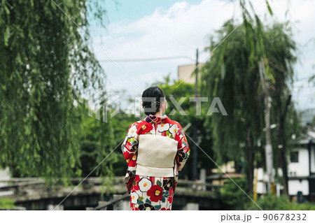着物で京都を散策する若い女性 着物で京都を散策する若い女性 90678232